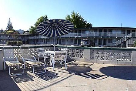 Economy Inn Юкайа Экстерьер фото