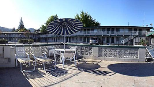 Economy Inn Юкайа Экстерьер фото