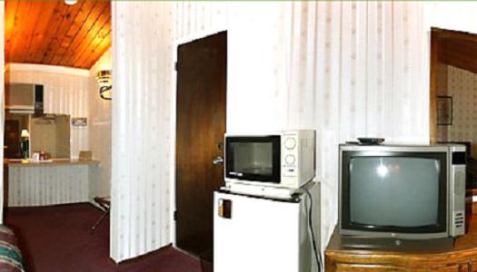 Economy Inn Юкайа Экстерьер фото