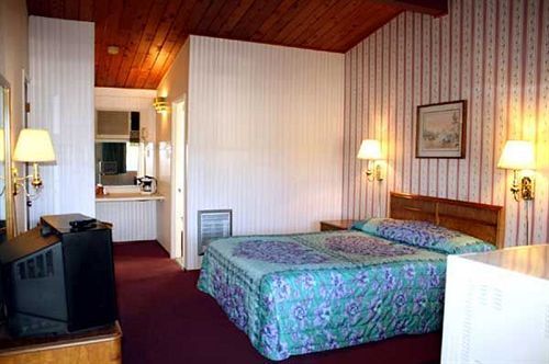 Economy Inn Юкайа Экстерьер фото
